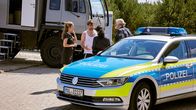 Retoure – NDR Fernsehen RETOURE Uhr. Polizeieinsatz am Retourencenter: Oliver Drittenpreis (Wanja Mues(, Susanne Krombholz (Stefanie Stappenbeck), die Polizisten Gabi(Åžafak ÅžengÃ¼l ) und Peter (Frank Kessler). Â