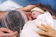 Puls – Puls Mutterglück mit fremder Gebärmutter Mutter Anaïs mit ihrem neugeborenen Kind Copyright: SRF