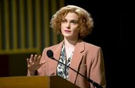 Verleugnung – Die Professorin Deborah E. Lipstadt (Rachel Weisz) bezichtigt einen Holocaust-Leugner als Lügner.