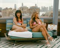 Hustlers – Constance Wu (Destiny), Jennifer Lopez (Ramona).