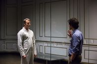 Hannibal – Wills (Hugh Dancy, r.) Plan: Er will den "Red Dragon" auf den Kannibalen Hannibal (Mads Mikkelsen, l.) als Köder loslassen. Dazu muss dem Inhaftierten die Chance einer fingierten Flucht eingeräumt werden ...