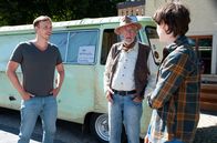 Tiere bis unters Dach – Jakob (Volker Conradt) und Jan (Guiliano Marieni) vor Martins (Sebastian Achilles) neuem Foodtruck.