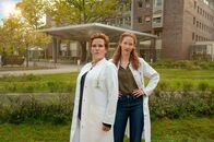 Die Spreewaldklinik – Dr. Barbara Berg (Muriel Baumeister, l.); Dr. Lea Wolff (Sina-Valeska Jung, r.)