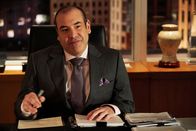 Suits – Louis (Rick Hoffmann) hat Schwierigkeiten, sich in seiner neuen Rolle als geschäftsführender Partner zurechtzufinden. Er kämpft mit Selbstzweifeln und der Verantwortung, die mit dieser Position einhergeht.
