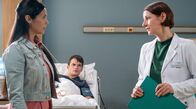 In aller Freundschaft – ARD/MDR IN ALLER FREUNDSCHAFT 1090, "Alles auf Null" Uhr im ERSTEN. Ab 08.04.2025, 21:00 Uhr in der ARD-Mediathek. Dr. Maria Weber (Annett Renneberg, re.) hat leider schlechte Nachrichten für Mike Wiesinger (Anton Andreew, mi.) und dessen Schwester Anna (Meryl Marty, Ii.). Die Umstände erfordern eine Verlegung Mikes in eine andere Klinik.
