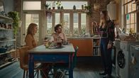 Extraordinary – Carrie (Sofia Oxenham, r.), Jizzlord (Luke Rollason, M.) und Jen (Máiréad Tyers, l.) diskutieren, wem was in der Küche gehört. Carrie weist Jen zurecht, dass sie sich kaum ins WG-Leben einbringt.