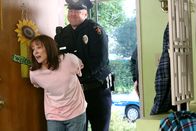 The Middle – Frankie (Patricia Heaton, l.); Officer Dougherty (Ben Zelevansky, r.)