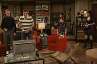 How I Met Your Mother – Für Marshall (Jason Segel, 2.v.l.), Barney (Neil Patrick Harris, l.), Lily (Alyson Hannigan, 2.v.r.) und Robin (Cobie Smulders, r.) endet der Abend völlig anderes als geplant ...