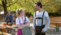 Eine Sommerliebe zu dritt – Martin (Florian Panzer, links) beobachtet, wie Jackie (Paula Kalenberg) mit Serge (Vladimir Korneev) flirtet.