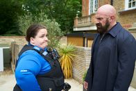 The Outlaws – Diane (Jessica Gunning) übernimmt es, Victor (Charlie Rawes) abzulenken.