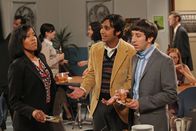 The Big Bang Theory – Während Leonard unterwegs ist, hilft Howard (Simon Helberg, r.) Raj (Kunal Nayyar, M.) dabei, über seine Ex-Freundin hinwegzukommen ...