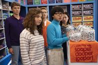 The Goldbergs – (v.li.) Stephanie Katherine Grant (Emmy Mirsky), Kenny Ridwan (Dave Kim), Jacob Hopkins (Chad Kremp), Sean Giambrone (Adam Goldberg), Alexis G. Zall (Jackie Geary).