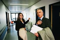 Edel & Starck – Sandra (Rebecca Immanuel, l.) weiß, wo's lang geht. Felix (Christoph M. Ohrt, r.) auch ...