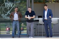 Die Rosenheim-Cops – Die Kommissare Kaya (Baran Hêvî, l.) und Hansen (Igor Jeftić, r.) befragen den Geschäftsführer des Hockeyvereins, Dirk Dellmer (Manou Lubowski, M.), zu seinem Alibi.