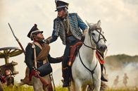 Krieg und Frieden – Nikolai Rostov (Jack Lowden, re.), Soldat (li.)