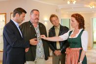 Die Rosenheim-Cops – Mord im Wellnesshotel: Die Kollegen (v.li.: Igor Jeftic, Joseph Hannesschläger, Max Müller) klären den Mord an Johanna Brückners (Christine Klein, r.) Ehemann auf.