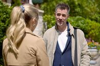Sturm der Liebe – Die noch angeschlagene Larissa (Anna Karolin Berger, l.) redet sich heraus, als Yannik (Jo Weil, r.) ihr am Fürstenhof begegnet.