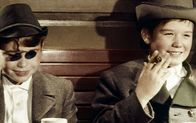 Lausbubengeschichten – Der Lausebengel Ludwig (Hansi Kraus, rechts) und sein kleiner Bruder spielen den Mitreisenden im Zugabteil einen Streich.