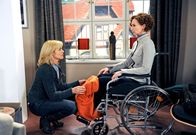 Rote Rosen – ARD ROTE ROSEN FOLGE 1046 Uhr im ERSTEN. Katja (Saskia Valencia, l.) ist betroffen, als Henriette (Susanne Steidle, r.) Philipps Namen flüstert.