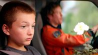 Coco Farm – Wegen finanzieller Probleme muss der zwölfjährige Max (Oscar Desgagnés, vorn) mit seinem Vater, dem Witwer Éric (Simon Lacroix, hinten), von der Stadt auf das Land ziehen.
