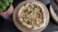 Kochs anders – Die Vorspeise von Food-Truckerin Larissa Braun: Pizza mit Kürbis- und Spinat-Belag.