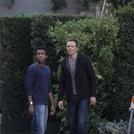 Community – Nachdem Jeff (Joel McHale, r.) und Troy (Donald Glover, l.) herausfinden, dass der Hausmeister ein geheimes Trampolin auf dem College-Gelände versteckt hält, entdecken sie eine neue Möglichekit, sich zu entspannen ...