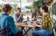 Zimmer mit Stall – Barthl (Friedrich von Thun) staunt: Sophie (Aglaia Szyszkowitz) plant ihren Wahlkampf mit Theres (Lilly Forgach, li.) und Rosalie (Bettina Mittendorfer).