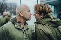 Tatort – Der neue Anführer Heiner Berger (Thomas Darchinger, li.) lässt sich von Martin Liebeck (Merlin Leonhardt, re.) nicht sagen, was er zu tun hat.