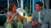 Rote Rosen – Richard (Florian Odendahl) sieht seine Chance und schlägt Lou (Eva-Maria Grein von Friedl) vor, die EmKa künftig gemeinsam zu leiten – ohne Victoria!