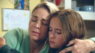 Rote Rosen – Zwischen Britta (Jelena Mitschke l.) und Lilly (Lilly oder Lylou Röder r.) kommt es nach einem klärenden Gespräch zur Versöhnung.