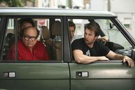 It's Always Sunny in Philadelphia – Frank (Danny DeVito, vorne l.), Dennis (Glenn Howerton, 2.v.r.), Mac (Rob McElhenney, r.) und ihre Freunde wollen mit dem Range Rover zum Grand Canyon, aber nichts läuft nach Plan ...