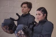 The 100 – Echo (Tasya Teles, l.); Octavia Blake (Marie Avgeropoulos, r.)