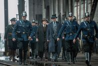 Babylon Berlin – Der Regierungsrat der Polizei August Benda (Matthias Brandt, Mitte) und Sebald (Hendrik Heutmann) rücken mit der Polizei an.