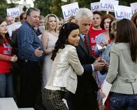 Desperate Housewives – Auf einer Wahlveranstaltung von Victor (John Slattery, vorne M.) bemerkt Gabrielle (Eva Longoria, vorne l.) wie viele Frauen von ihm angetan sind. Daraufhin beschließt sie, ihr Revier zu markieren ...