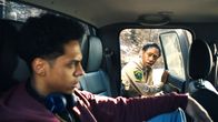 Jericho-Ridge - Unter Beschuss – Monty (Zack Morris) ist nicht begeistert davon seine Mutter (Nikki Amuka-Bird) zur Arbeit aufs Polizeirevier zu begleiten.