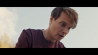 Cryptid – Niklas (Julius Fleischanderl) erinnert sich, wie er seine Mutter im See gefunden hat.