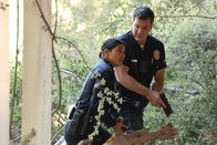 The Rookie – Officer John Nolan (Nathan Fillion) und sein Rookie Officer Celina Juarez (Lisseth Chavez) observieren ein Haus, in dem sich ein mutmaßliches Entführungsopfer befindet.