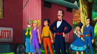 Bibi und Tina – Zirkusdirektor Magnus (3.v.r.) und seine Truppe sind erleichtert. Mit einer Sondervorstellung an der Alten Mühle können sie die Reparatur ihres Wagens zahlen.