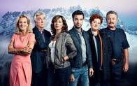 SOKO Kitzbühel – Key-Visual: Das Team der SOKO Kitzbühel: Andrea L'Arronge als Gräfin Schönberg, Heinz Marecek als Hannes Kofler, Julia Cencig als Nina Pokorny, Jakob Seeböck als Lukas Roither, Veronika Polly als Dr. Stefanie Löcker und Ferry Öllinger als Kroisleitner.