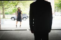 Elementary – Sherlock (Jonny Lee Miller, vorne) und Watson (Lucy Liu, hinten) unter Druck: Gang-Anführer El Halcoln stellt sie vor ein Ultimatum: Sie haben nur zwei Tage Zeit, um Torres Mörder zu finden, sonst greift El Halcoln zu drastischeren Maßnahmen ...