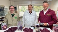 Der Vorkoster – Beim Hersteller probiert Björn Freitag (M.) mit Michael Sacher (l.) und Moritz Mertens (r.) frisch produzierten Rotkohl aus der Konserve.