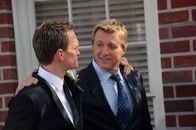 How I Met Your Mother – Auf echte Freunde kann man zählen: Barney (Neil Patrick Harris, l.) und sein Idol William Zabka (William Zabka, r.)