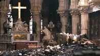 Die Rettung von Notre-Dame – Das Kirchenschiff der Kathedrale Notre-Dame de Paris, schwer beschädigt durch den Brand vom 15. April 2019