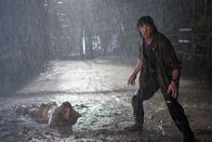 John Rambo – Schlechtes Wetter ist für John Rambo (Sylvester Stallone, r.) kein Hindernis, Sarah (Julie Benz, l.) zu retten ...