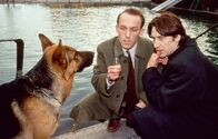 Kommissar Rex – Rex, Kommissar Richie Moser (Tobias Moretti, re.) und Ernst Stockinger (Karl Markovics) sichern die Spuren im Hubertusbad und entnehmen eine Wasserprobe.