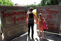 These Final Hours – James (Nathan Phillips) und Rose (Angourie Rice) vor dem Tor.