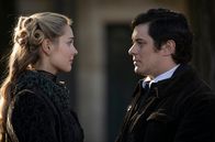Der Basar des Schicksals – Alice de Jeansin (Camille Lou, l.) und Jean Rivière (Aurélien Wiik).