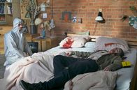 Tatort – Dr. Jonathan Himpe (Ron Helbig) untersucht den Tatort um David Konradt (Frederik Bechtle)