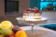 kochen & backen – Der Dripping cake, bei dem eine glänzende Ganache aus Schokolade und Sahne tropfenförmig den Kuchen herunterläuft. Der schöne Backtrend mit der einmaligen Optik passt zu Ostern, zum Geburtstag, als Hochzeitstorte...