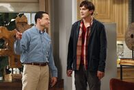 Two and a Half Men – Trotz aller Vorwarnung von Alan (Jon Cryer, l.) und Berta lässt sich Walden (Ashton Kutcher, r.) auf Rose ein. Ob das nicht ein Fehler war?